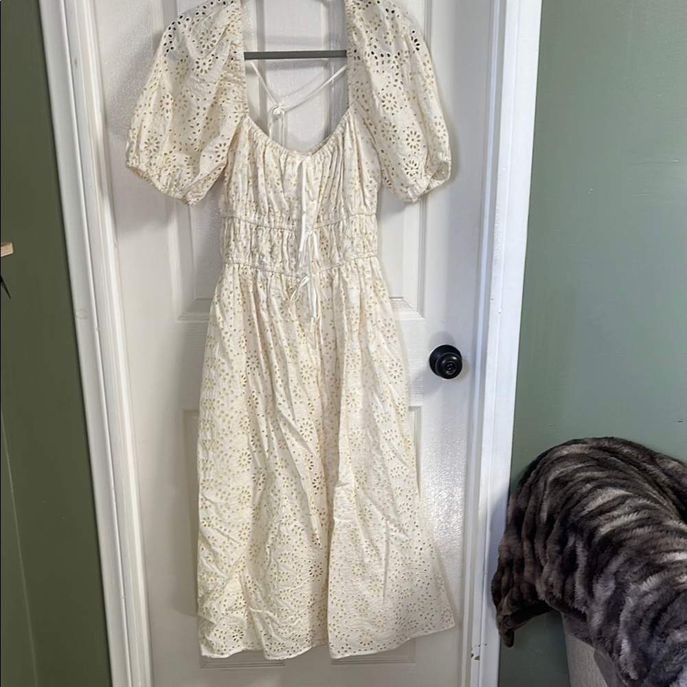 Elegant Eyelet Puff Sleeve Dress